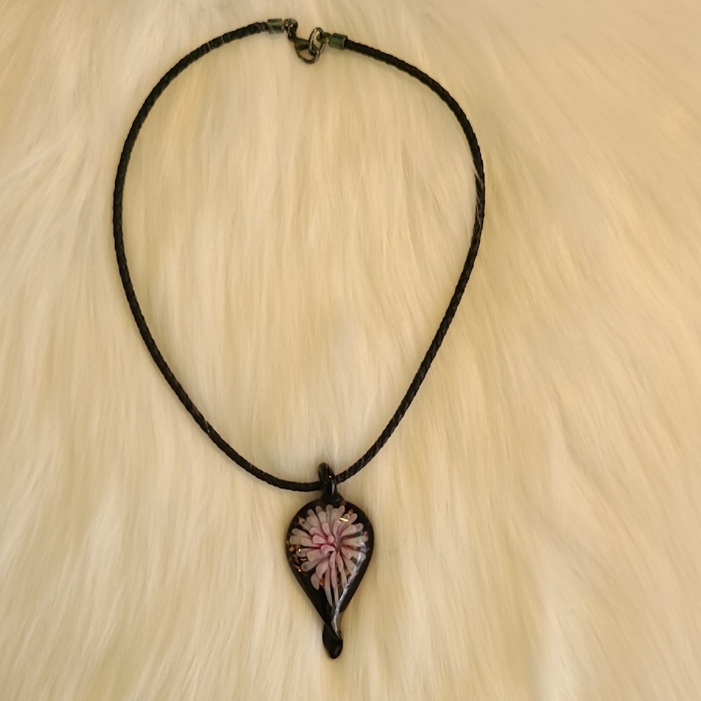 Elegant Black and Pink Pendant Necklace
